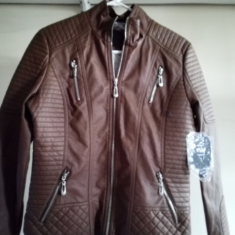 NWT sz 7(M) Chocolate YMI faux leather